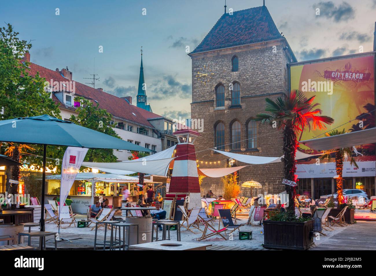 Hildesheim: Piazza 'an der Lilie', retro del municipio, bar sulla spiaggia della città nella regione Hannover, Niedersachsen, bassa Sassonia, Germania Foto Stock