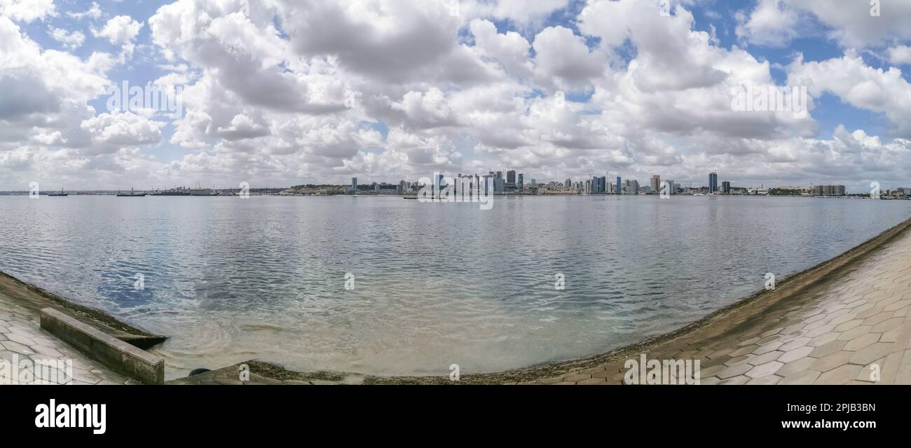 Vista panoramica del centro di Luanda, con edifici dello skyline della città, la baia di Luanda, l'isola di Cabo e il porto di Luanda, la fortezza di Luanda, Marginal e hi Foto Stock