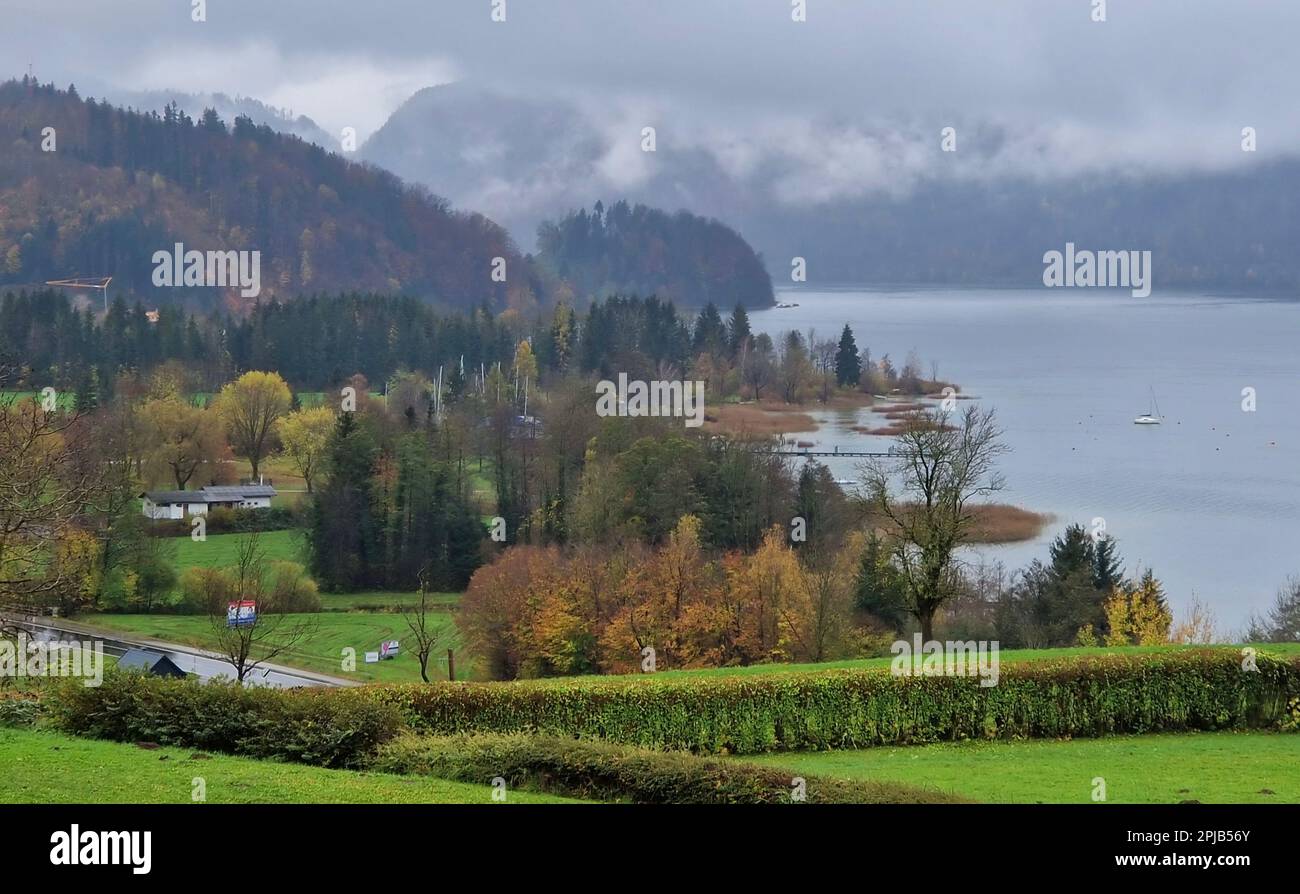 Lago Mondsee nelle Alpi, Austria. Bellissimo paesaggio al tramonto. Lago di vacanza tra le montagne. Foto Stock