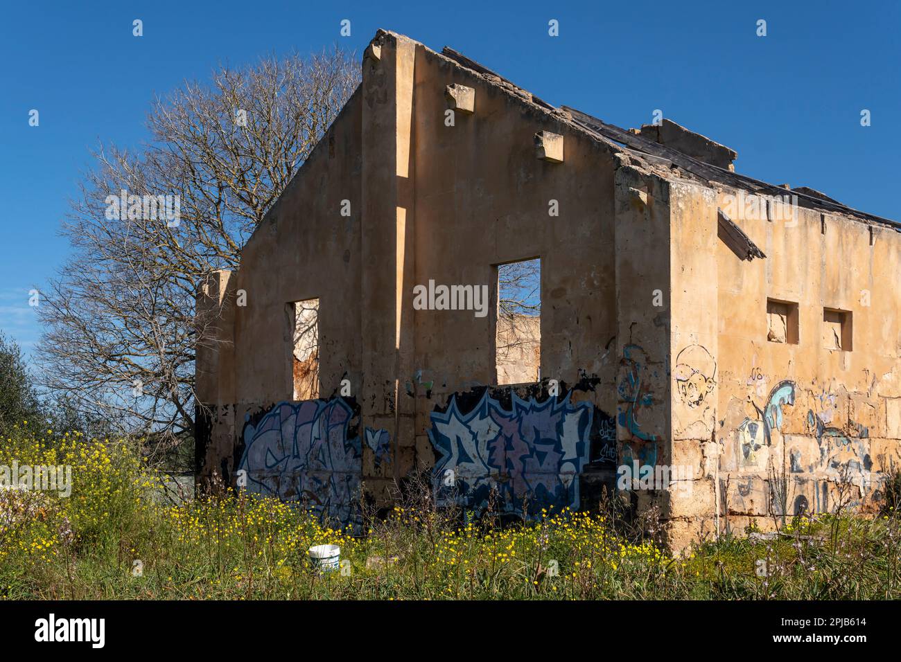 Santanyi, Spagna; marzo 26 2023: Costruzione in mezzo alla campagna in uno stato di rovina e abbandono. Problema dell'abbandono del rurale Foto Stock