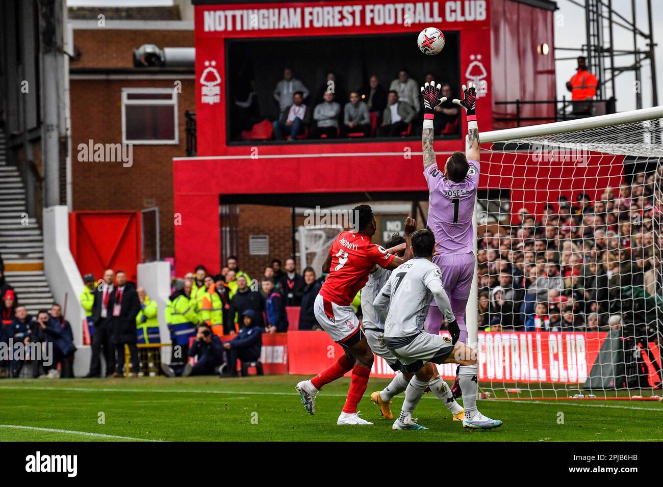 The City Ground, Nottingham, Regno Unito. 1st Apr, 2023. Premier League Football, Nottingham Forest contro Wolverhampton Wanderers; Jose SA of Wolves cattura una croce alta per negare Taiwo Awoniyi della foresta una chance Credit: Action Plus Sports/Alamy Live News Foto Stock