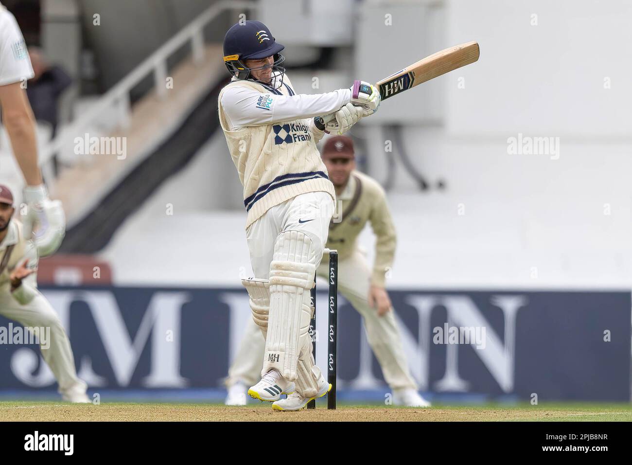 Londra, Regno Unito. 01st Apr, 2023. Ryan Higgins del Middlesex tira una palla corta per $4 contro Surrey nella partita finale di pre-stagione mentre il LV-County Championship inizia in meno di una settimana. La partita è stata una partita di riscaldamento ed è stata classificata come pareggio alla fine del gioco. (Foto di Benjamin Gilbert/SOPA Images/Sipa USA) Credit: Sipa USA/Alamy Live News Foto Stock