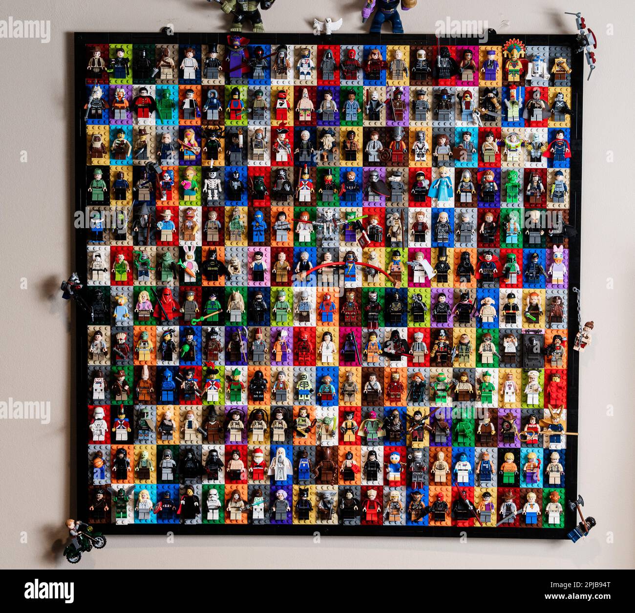 Scott Brown di Canton e la sua collezione Lego. Qui è mostrata una parete di mini figure. Foto Stock