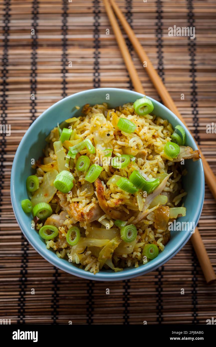 Riso fritto con carne di pollo e verdure - cucina cinese Foto Stock