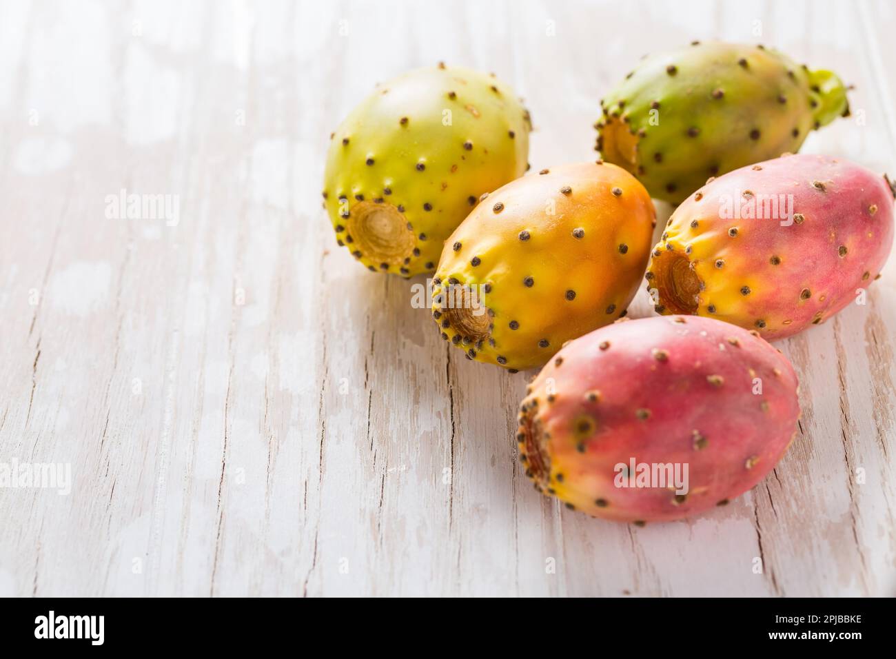 Prickly pera (Opuntia ficus-indica) su sfondo di legno Foto Stock