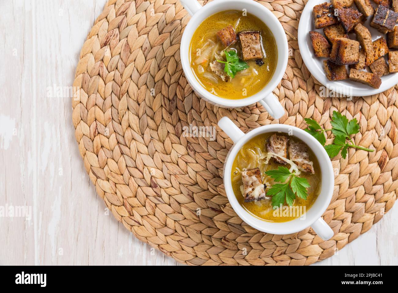 Tradizionale zuppa francese di cipolle con crostini di pane tostato per l'autunno e inverno Foto Stock