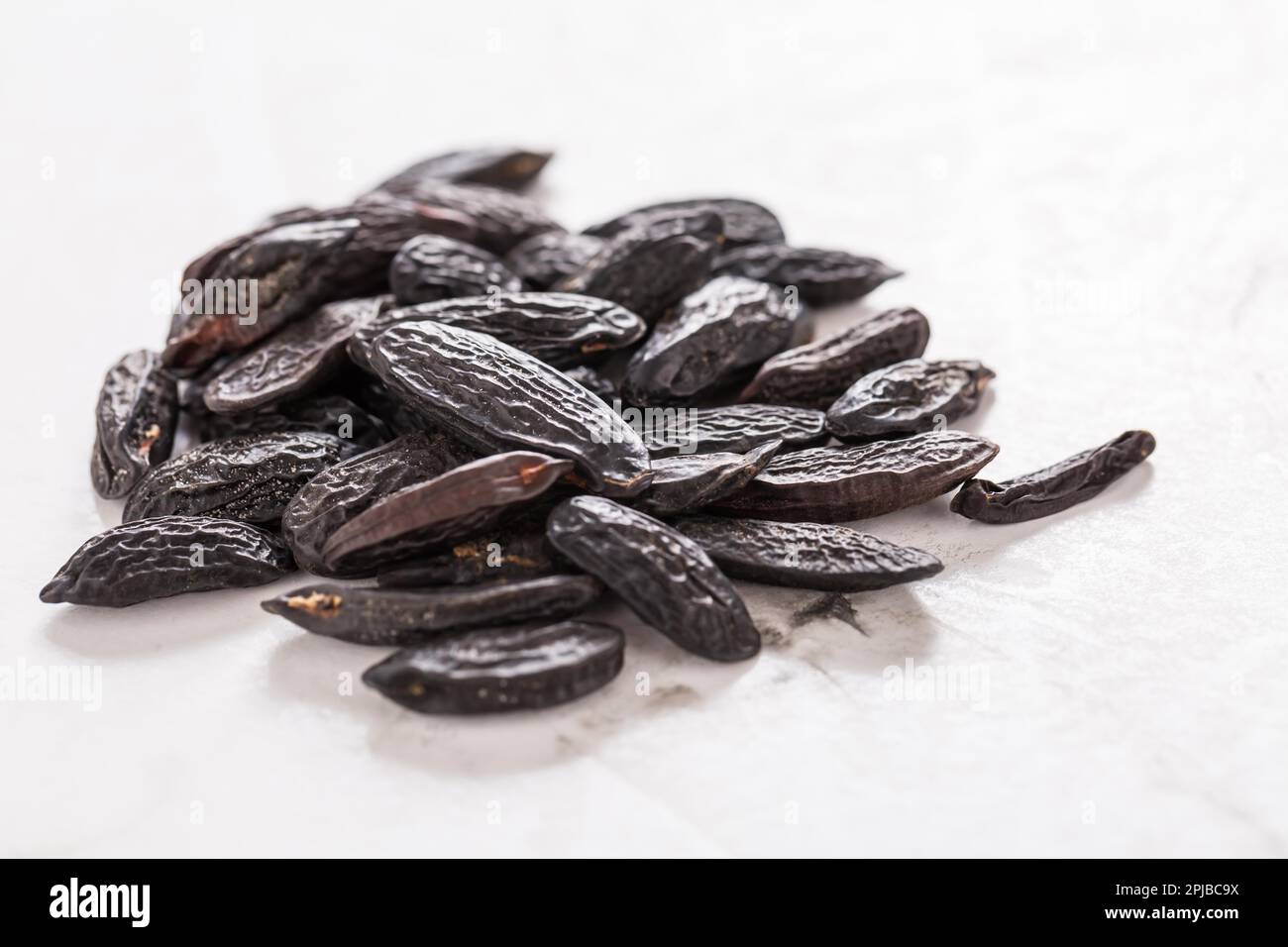 Fagioli tonka profumati (Dipteryx odorata) su fondo bianco, ingrediente aromatizzato alla cottura Foto Stock