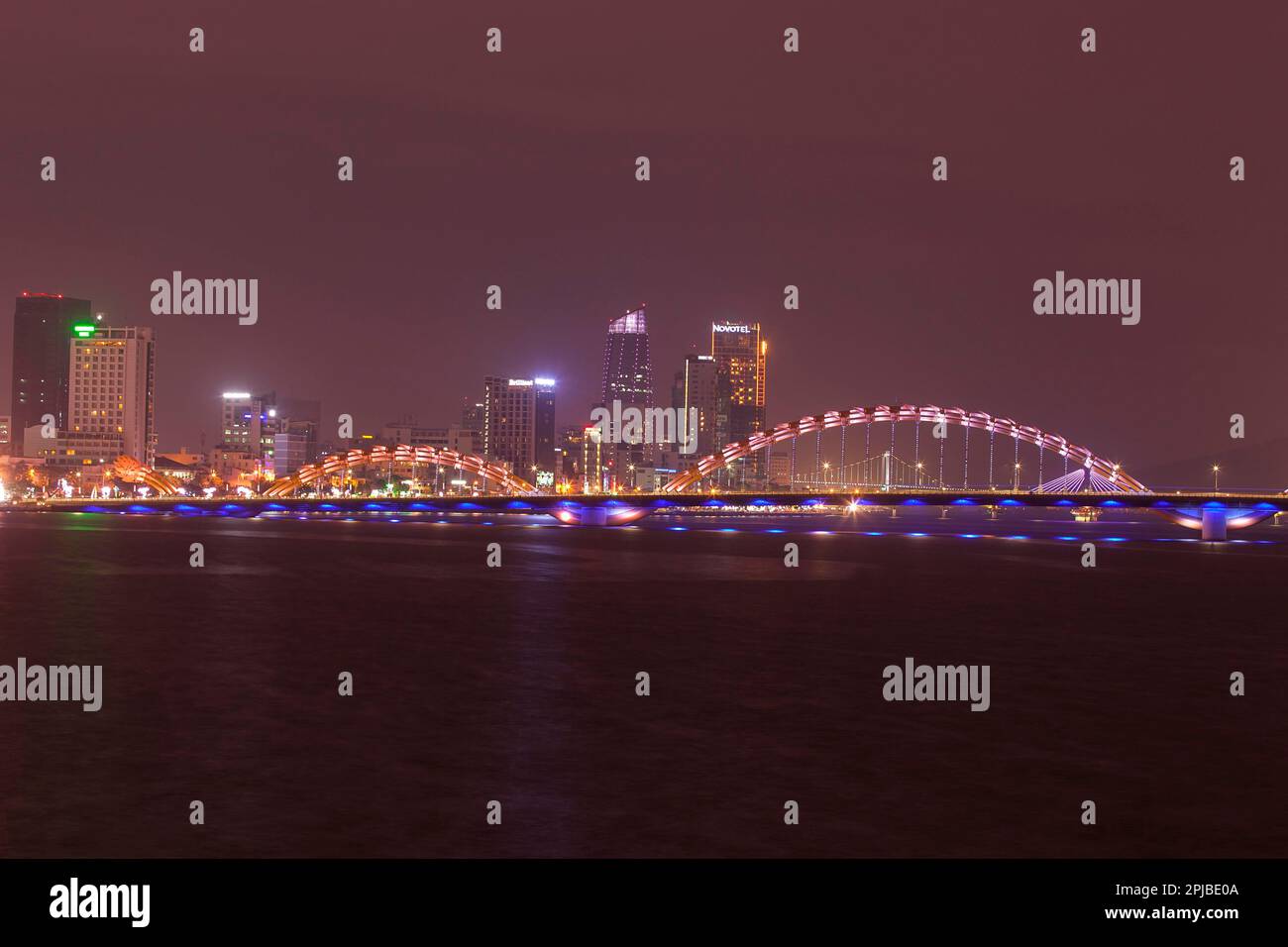 Ponte del Drago, Cau Rong, sul fiume Han, Danang, da Nang, Vietnam centrale, Vietnam Foto Stock