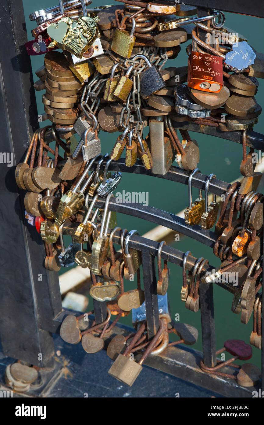 Love Locks, Cau Rong, Dragon Bridge, da Nang, Danang, Vietnam centrale, Vietnam Foto Stock