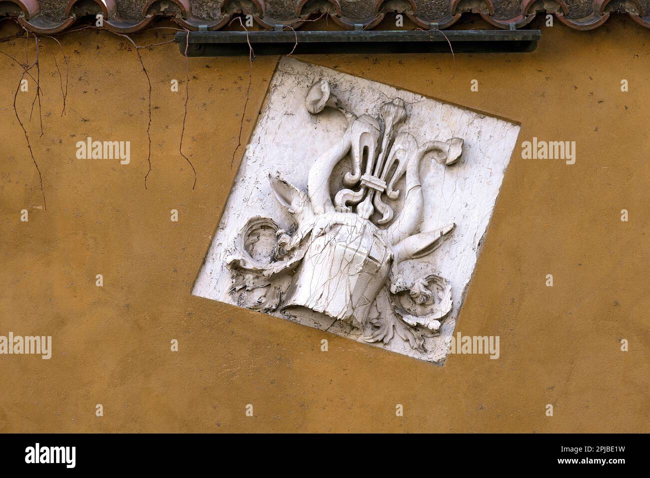 Stemma su un muro di casa del Jakob Fugger insediamento, più antico insediamento sociale del mondo, 16th ° secolo, Augusta, Baviera, Germania Foto Stock
