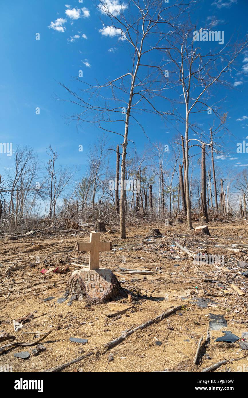 Mayfield, Kentucky, Una croce di legno si trova tra i danni del tornado del dicembre 2021 che divorava le città del Kentucky occidentale. Il versetto biblico Foto Stock