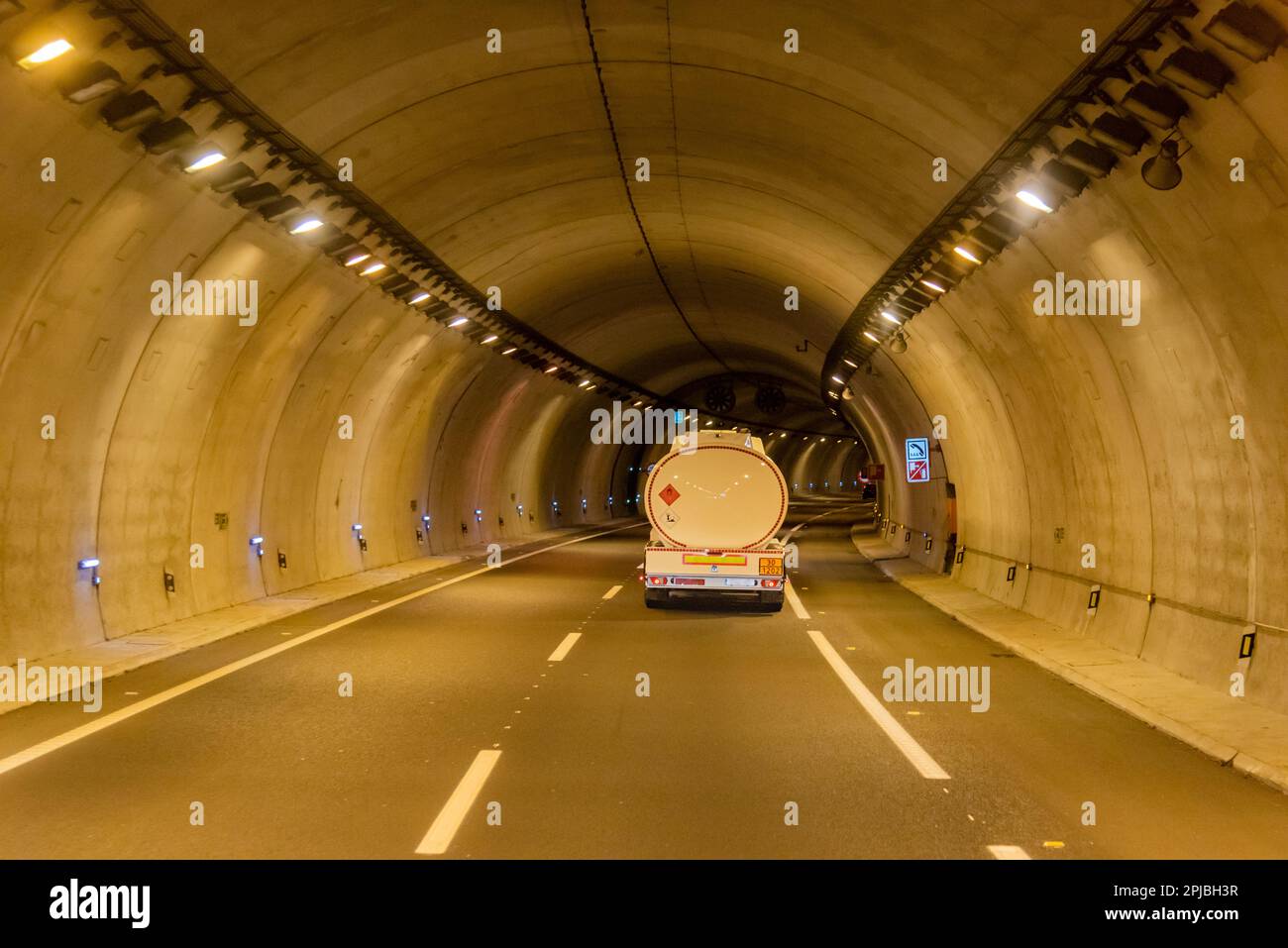 Carrello cisterna per il trasporto di carburanti circolanti all'interno di un tunnel. Foto Stock