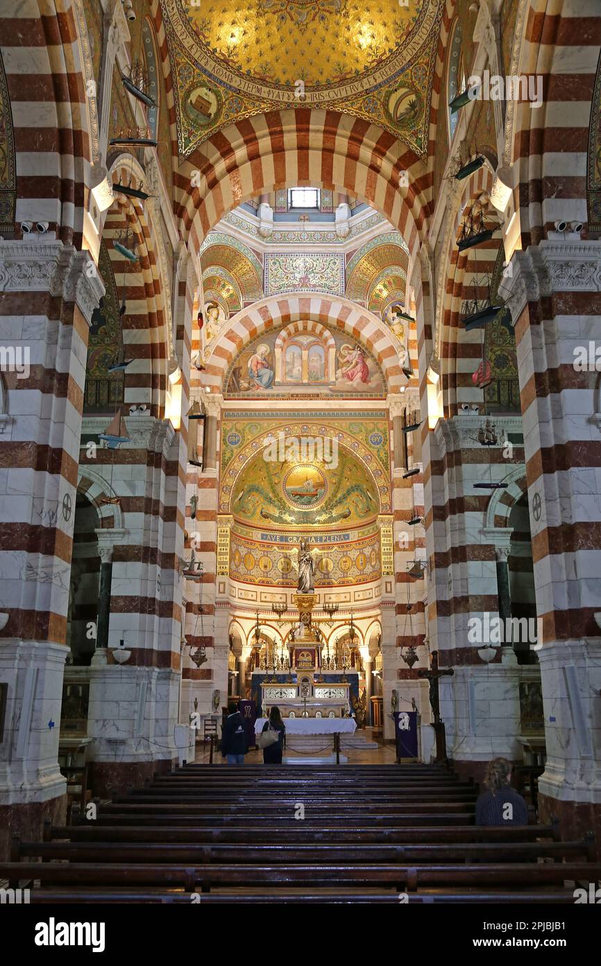 Basilica di Notre-Dame de la Garde (informalmente 'la Bonne Mère'), Marsiglia, Bouches-du-Rhone, Provenza, Francia, Mar Mediterraneo, Europa Foto Stock