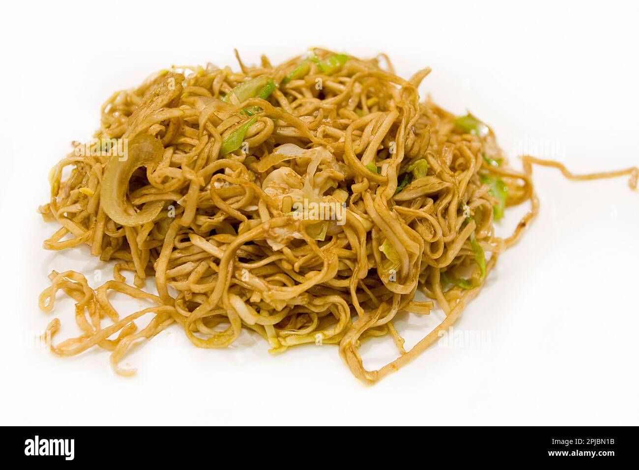Vermicelli cinesi fatti in casa con verdure su un piatto bianco Foto Stock