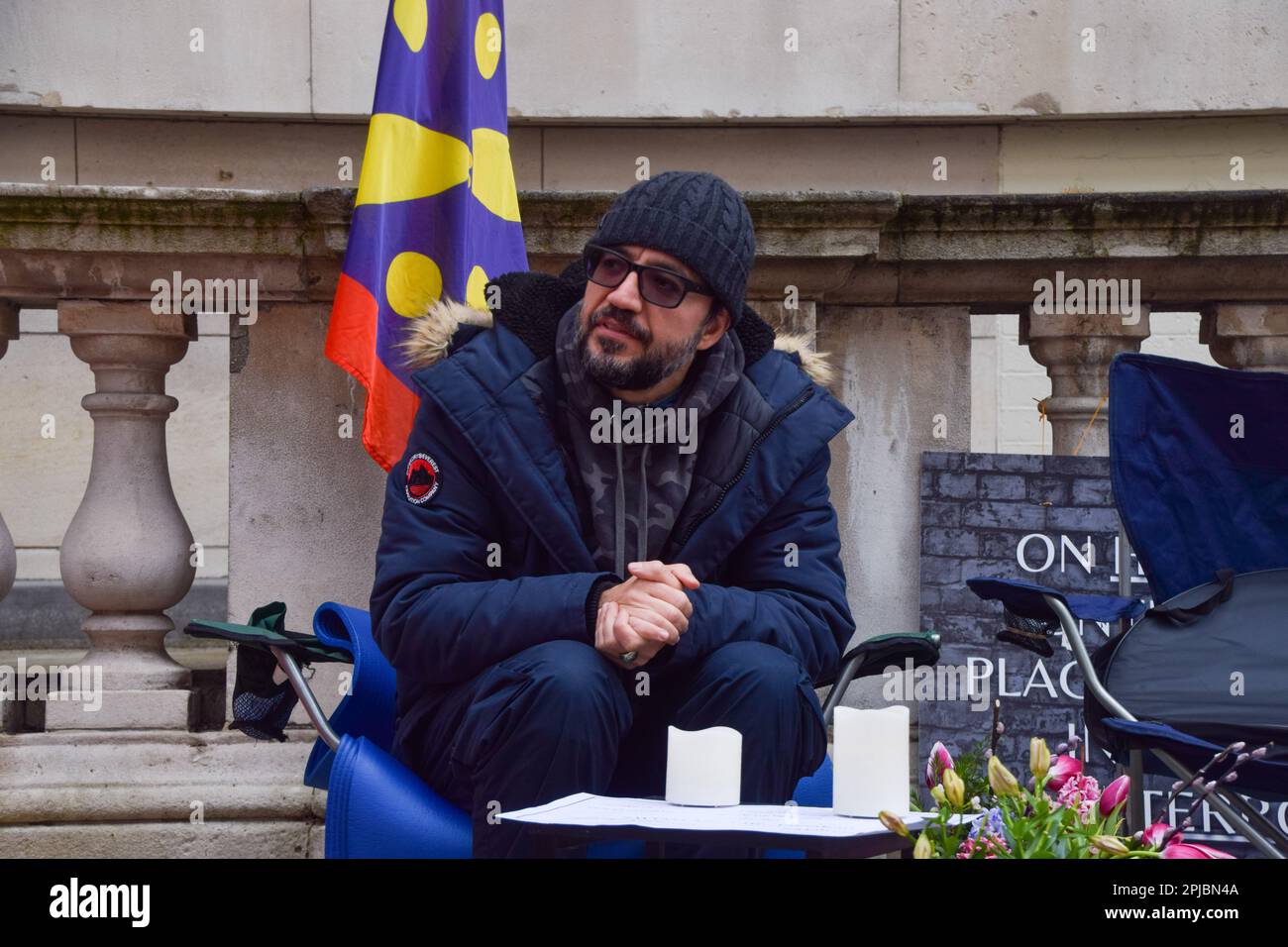 Londra, Regno Unito. 1st aprile 2023. Il giornalista e attivista britannico-iraniano Vahid Beheshti il 38th° giorno del suo sciopero della fame al di fuori dell'Ufficio degli Esteri, del Commonwealth e dello sviluppo di Westminster. Vahid chiede che il governo britannico proibisce il corpo della Guardia rivoluzionaria Islamica (IRGC) in Iran. Foto Stock