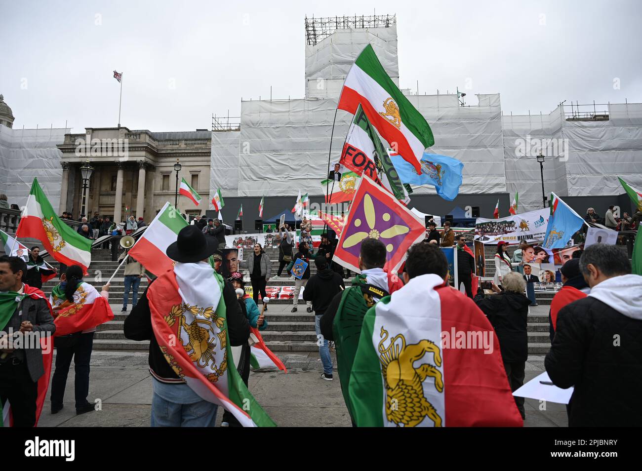 Trafalgar Square, Londra, Regno Unito 1st aprile 2023. Dimostrazione: 'Women.Life.Freedom' la comunità iraniana sostiene il ritorno del re iraniano, Trafalgar Square, Londra, Regno Unito Credit: Vedi li/Picture Capital/Alamy Live News Foto Stock