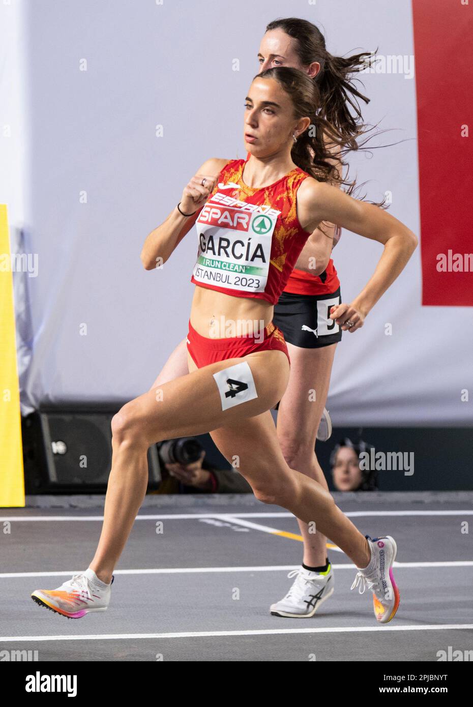 Lore Hoffmann della Svizzera e Daniela García della Spagna che gareggiano nelle manche femminili del 800m ai Campionati europei di atletica indoor di Ataköy Foto Stock