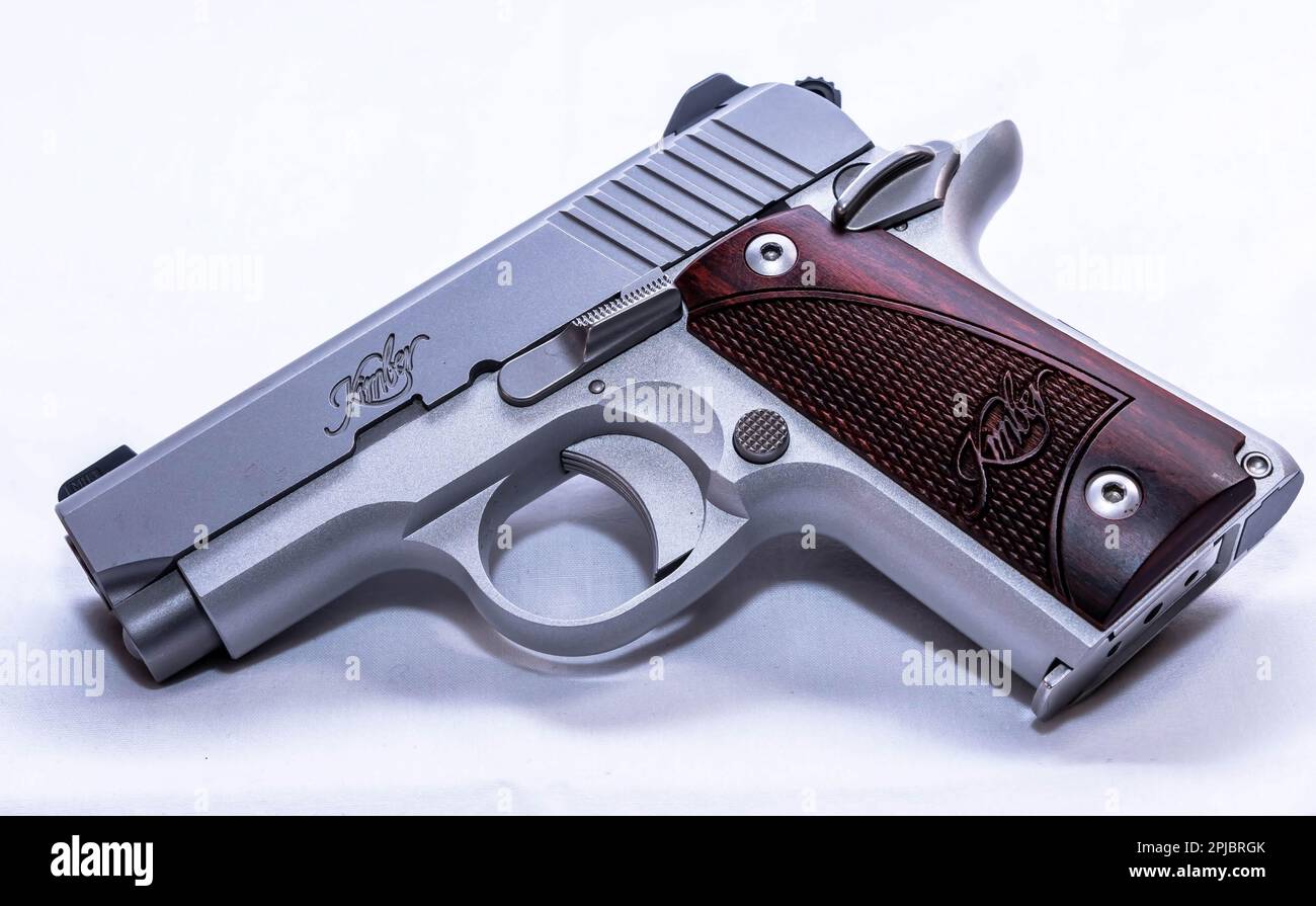 Una pistola Kimber 380 Micro 1911 in acciaio inox con impugnature in legno Foto Stock