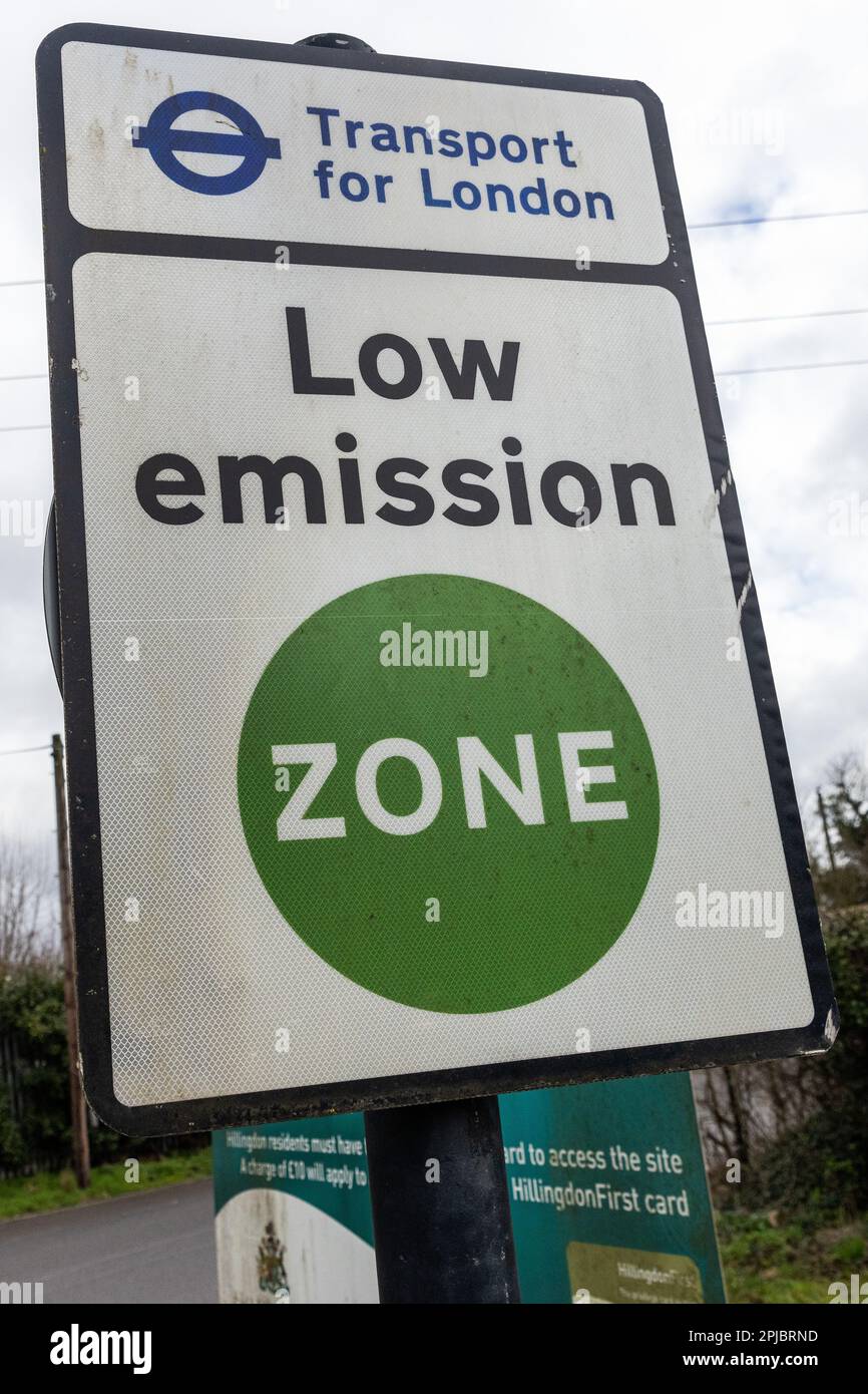 Londra, Regno Unito. 21st marzo, 2023. Un cartello Transport for London Low Emission zone (LEZ). LA LEZ di Londra è stata introdotta nel 2008 per scoraggiare alcuni tipi di veicoli dall'entrare in un'area che copre la maggior parte della Greater London. Credit: Notizie dal vivo di Mark Kerrison/Alamy Foto Stock