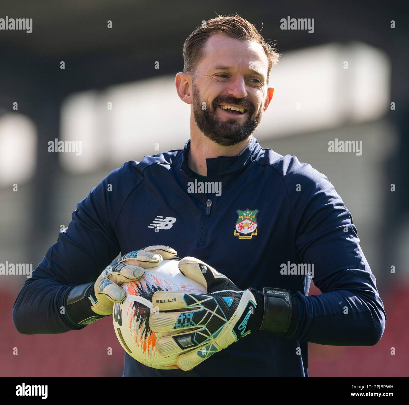 Wrexham, Wrexham County Borough, Galles. 1st aprile 2023. Il portiere di Wrexham Mark Howard si scalda, durante il Wrexham Association Football Club V Oldham Athletic Association Football Club all'ippodromo, nella Vanarama National League. (Credit Image: ©Cody Froggatt/Alamy Live News) Foto Stock