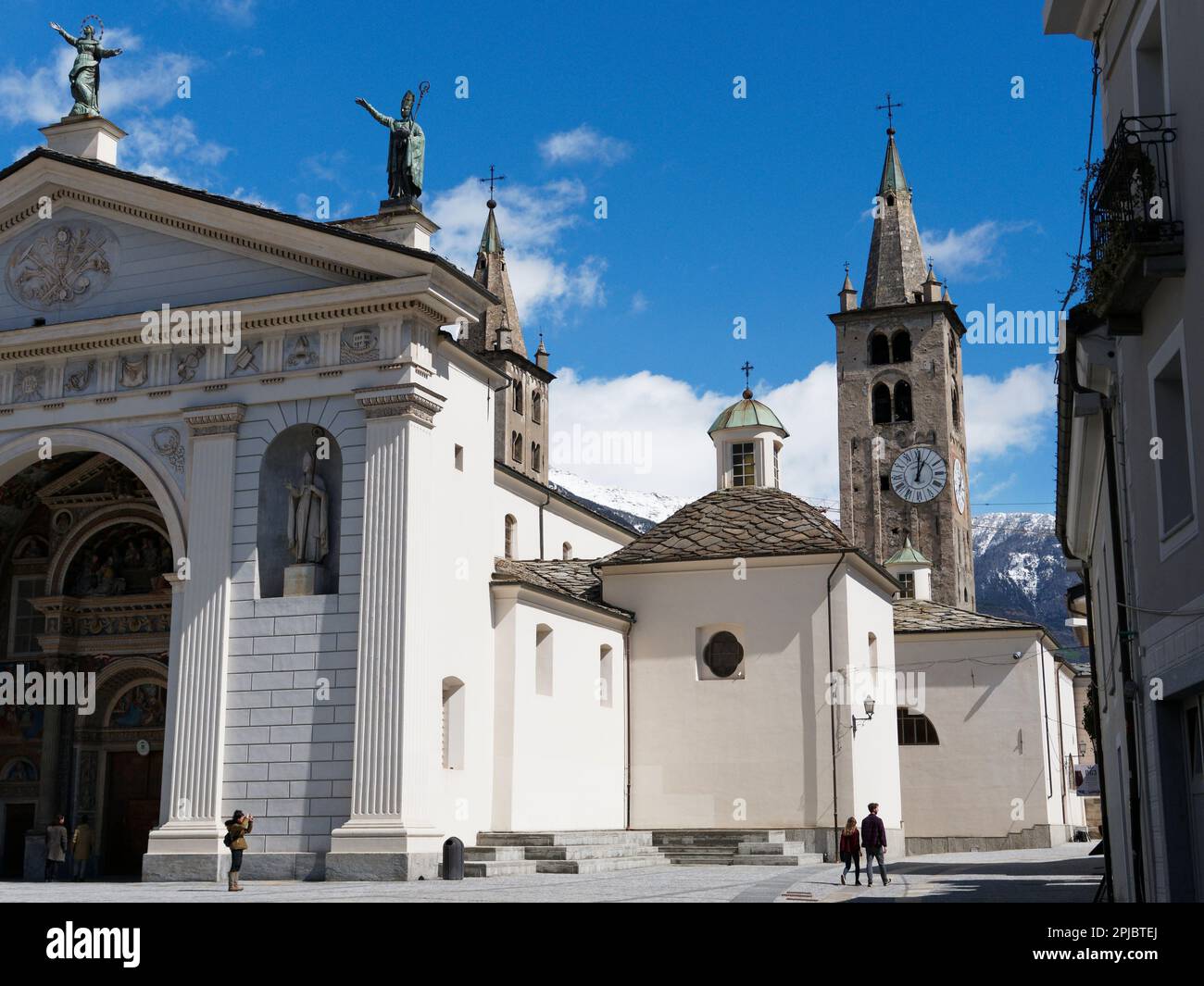 Esterno della Cattedrale di Santa Maria Assunta nella città di Aosta a pochi passi, Valle d'Aosta, Italia Foto Stock