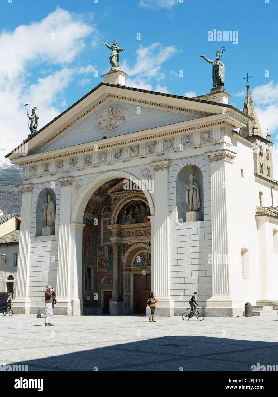 Ingresso alla Cattedrale di Santa Maria Assunta nella città di Aosta, Valle d'Aosta, Italia Foto Stock