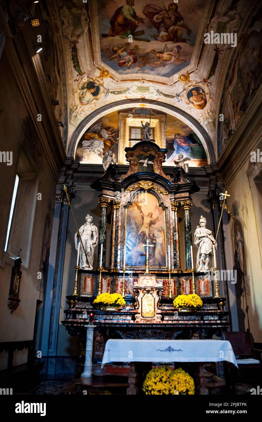 La chiesa di Sant'Andrea Apostolo si trova sulla cittadina collinare di Brunate, affacciata sul lago di Como, in Italia. Foto Stock