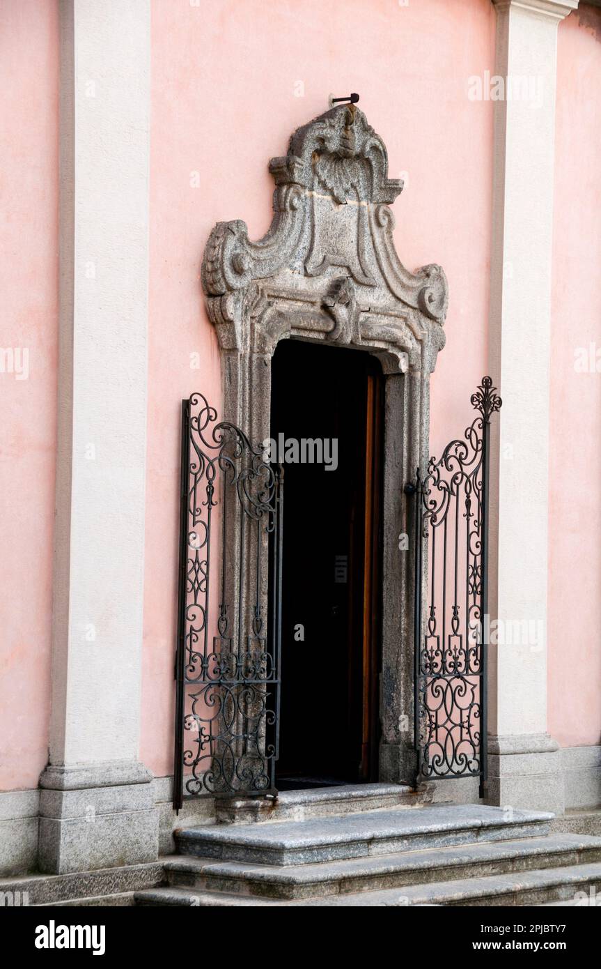 Chiesa barocca di Sant'Andrea Apostolo o Chiesa dell'Apostolo di Sant'Andrea a Brunate, affacciata sul lago di Como, in Italia. Foto Stock