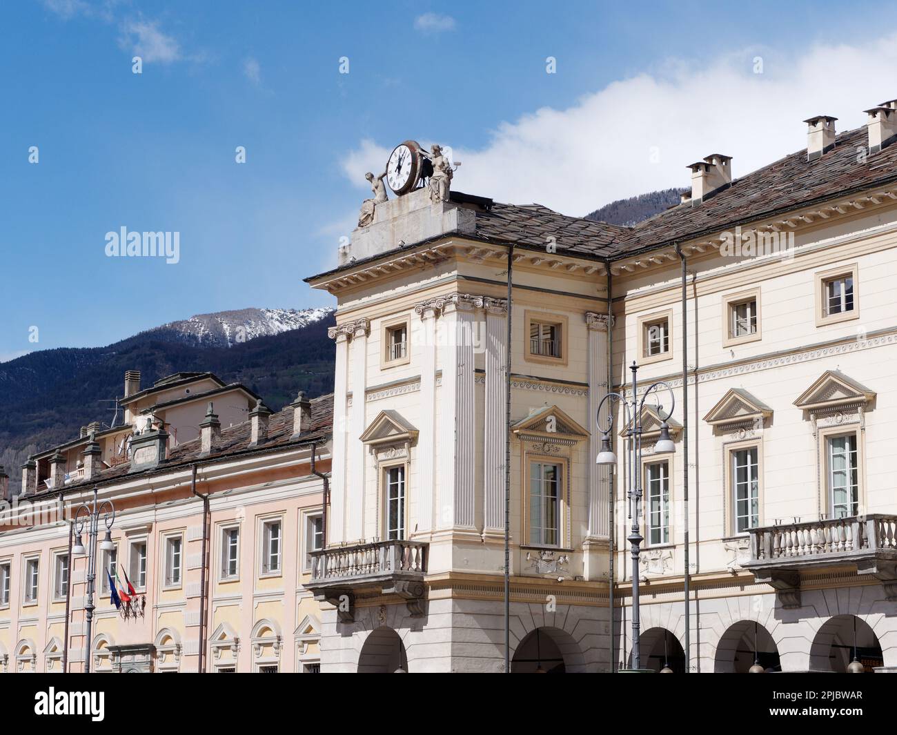 Primo piano del municipio nella piazza principale di Aosta, Piazza Emile Chanoux, Valle d'Aosta Italia Foto Stock