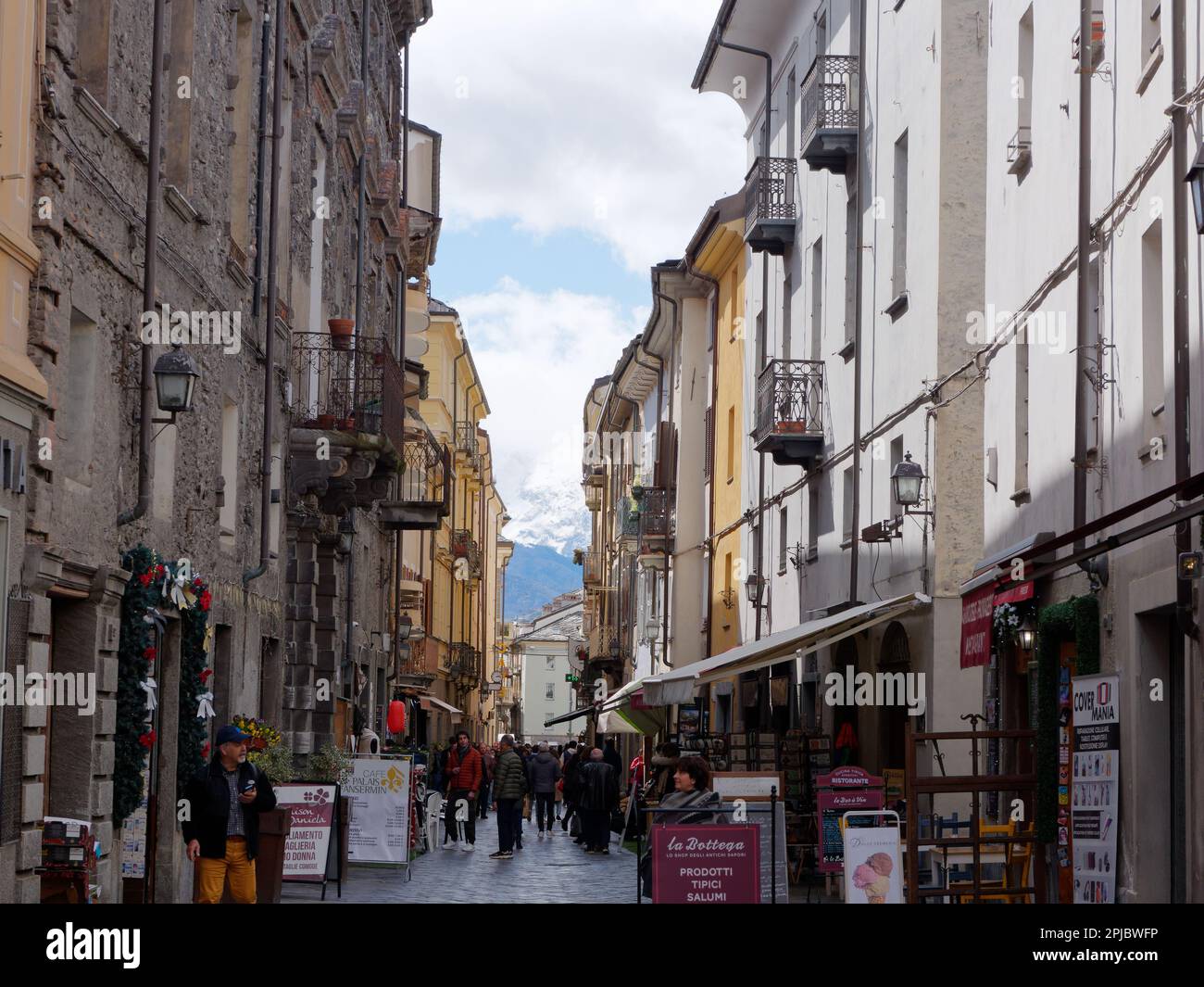 Strada affollata con negozi e bar nella città di Aosta, Valle d'Aosta Italia Foto Stock