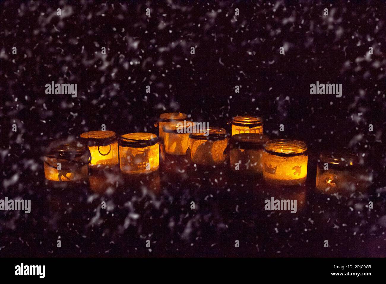 candele fatte in casa con simboli e candele accese Foto Stock