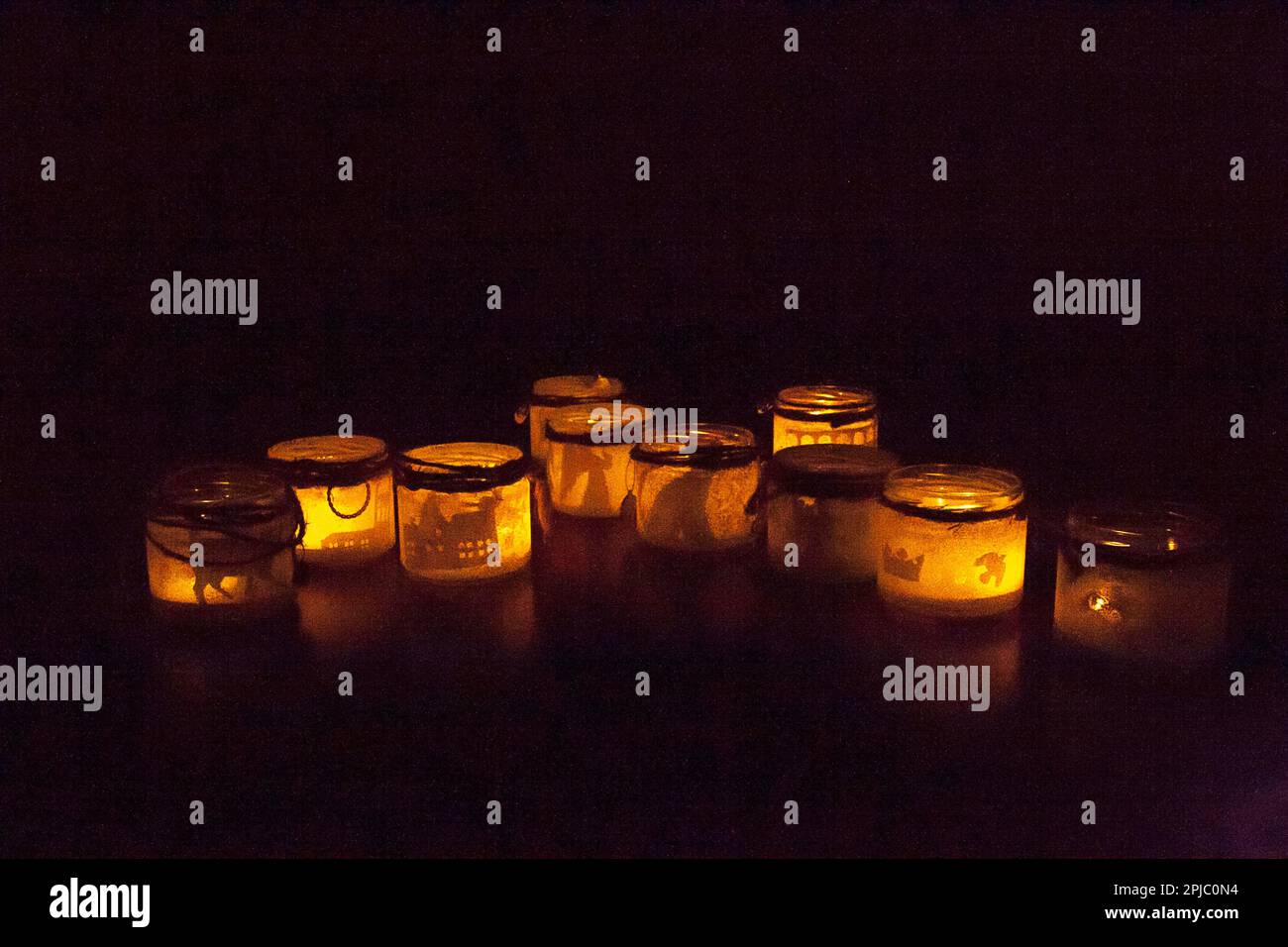 candele fatte in casa con simboli e candele accese Foto Stock