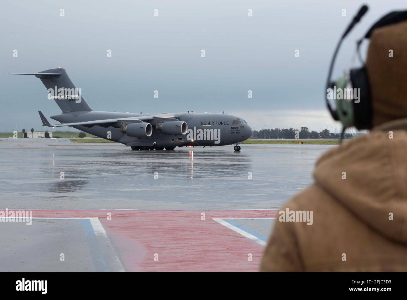 NEGLI STATI UNITI Air Force C-17 Globemaster III taxi sulla linea di volo alla base dell'aeronautica di Travis, California, 29 marzo 2023. Il C-17 ha fatto parte di un 50th° anniversario di volo commemorativo dell'operazione Homecoming, che ha ripercorso la missione originale. Operazione Homecoming ha restituito 591 prigionieri di guerra americani dal Vietnam nel 1973. (STATI UNITI Air Force foto di Senior Airman Alexander Merchak) Foto Stock