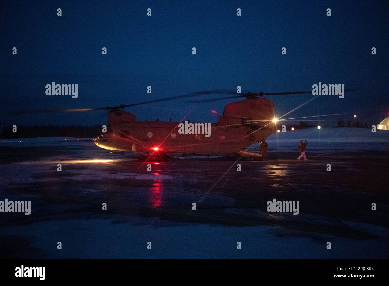 NEGLI STATI UNITI Army CH-47F Chinook con Bravo Company, 1st battaglione, 52nd reggimento dell'aviazione, palcoscenici all'aeroporto militare di Ladd per imbarcare paracadutisti dell'esercito con il battaglione 3rd, 509th reggimento della fanteria paracadute, 2nd squadra di combattimento della Brigata di fanteria (Airborne), 11th divisione Airborne, Per una missione di assalto aereo durante il Joint Pacific multinazionale Readiness Center-Alaska 23-02 a Fort Wainwright, Alaska, 30 marzo 2023. JPMRC-AK 23-02 aiuta i soldati e i leader a sviluppare e perfezionare le tattiche, le tecniche e le procedure necessarie per operare con successo in condizioni remote ed estreme dell'inverno artico e overcom Foto Stock