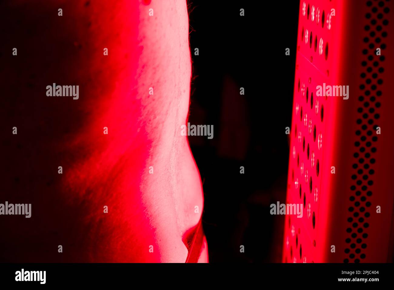 Terapia a luce infrarossa lontana sulla schiena Foto Stock