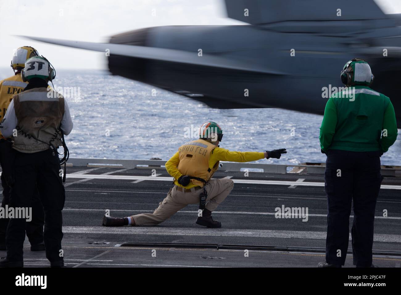 Il Lt. Nick Cerny, ufficiale di catapulta assegnato alla prima portaerei della classe USS Gerald R. Ford (CVN 78), lancia un F/A-18 dal ponte di volo, 29 marzo 2023. Ford è in corso nell'Oceano Atlantico che conduce le operazioni di routine e la formazione per mantenere la prontezza. In qualità di nave di prima classe di portaerei di classe Ford, CVN 78 rappresenta un salto generazionale negli Stati Uniti Capacità della Marina di proiettare potenza su scala globale. (STATI UNITI Foto Navy di Mass Communication Specialist 2nd Classe Adonica Munoz) Foto Stock
