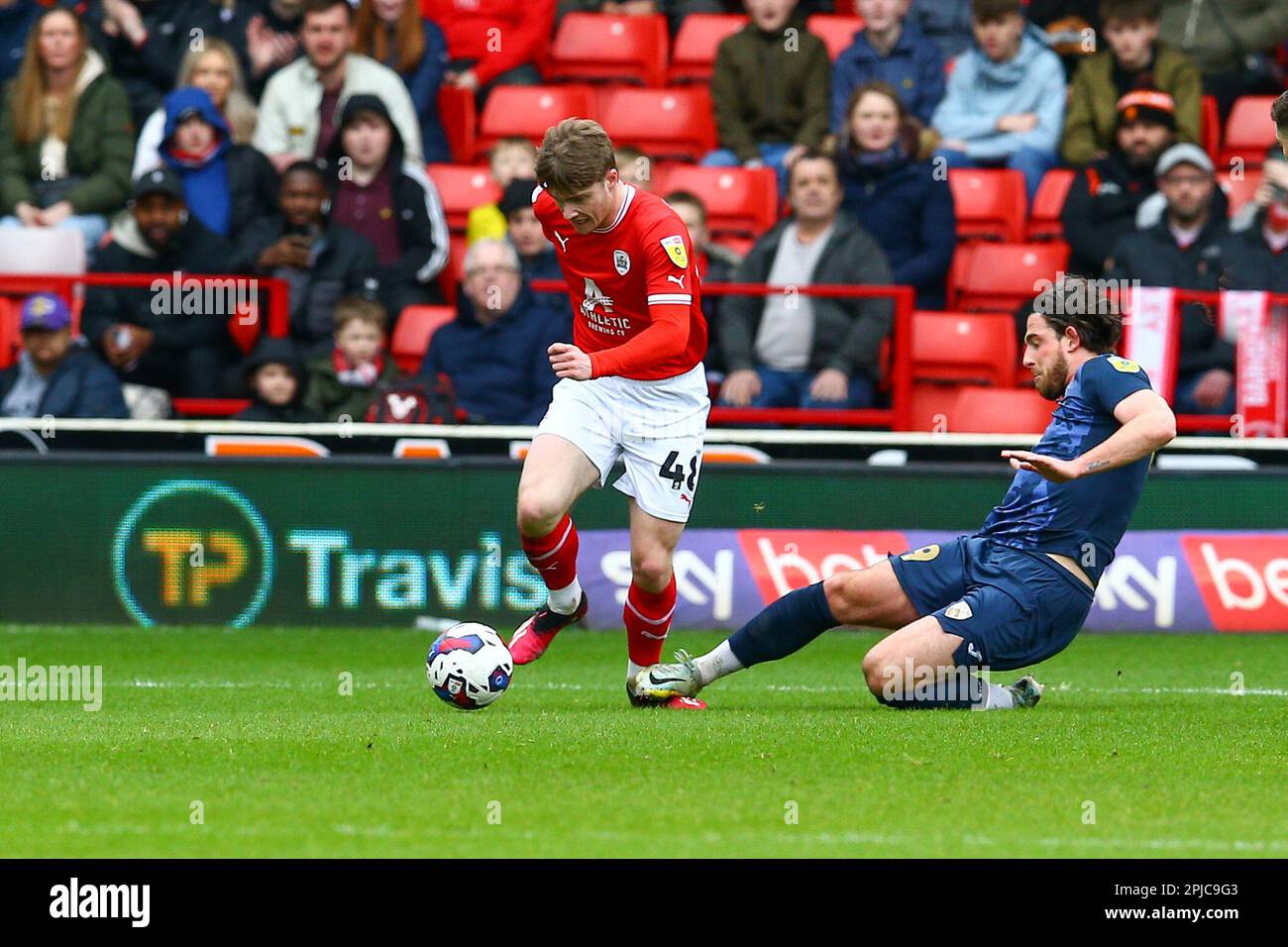 Oakwell Stadium, Barnsley, Inghilterra - 1st aprile 2023 Cole Stockton (9) di Morecambe francobolli ai piedi di Luca Connell (48) di Barnsley - durante il gioco Barnsley v Morecambe, Sky Bet League One, 2022/23, Oakwell Stadium, Barnsley, Inghilterra - 1st aprile 2023 Credit: Arthur Haigh/WhiteRosePhotos/Alamy Live News Foto Stock