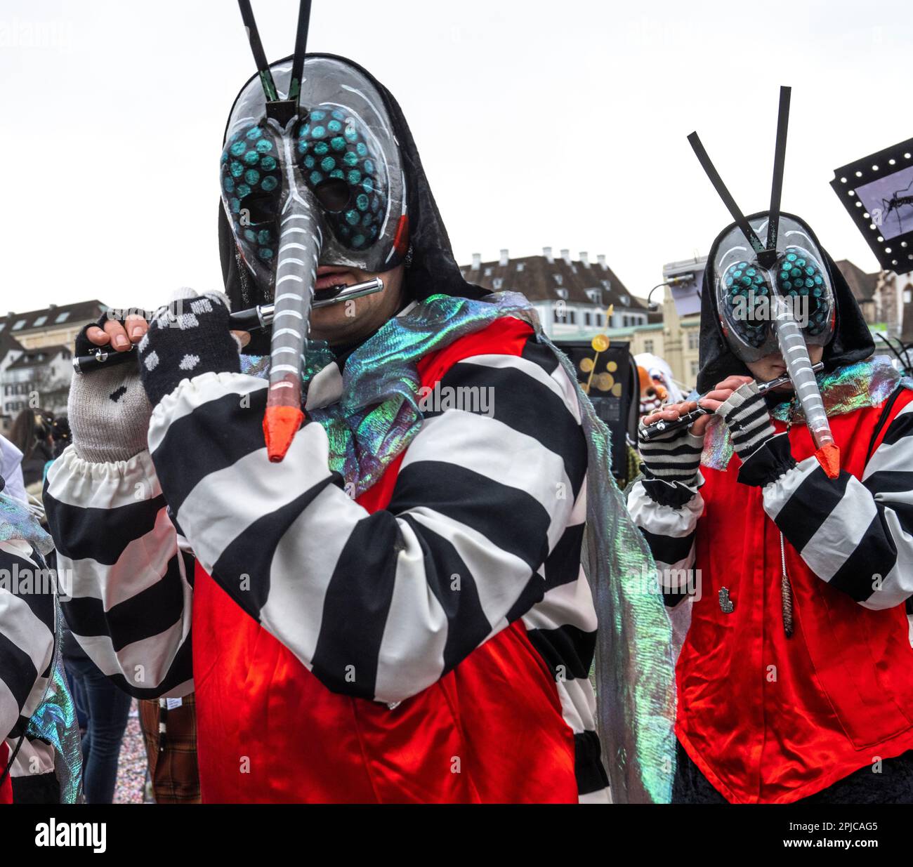 Maschere contro gli insetti al Carnevale di Basilea Svizzera o alla sfilata di Fasnacht Foto Stock