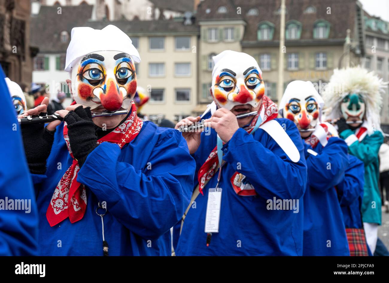 In costume francese piccoli giocatori al Basel Switzerland Carnival o alla sfilata Fasnacht Foto Stock