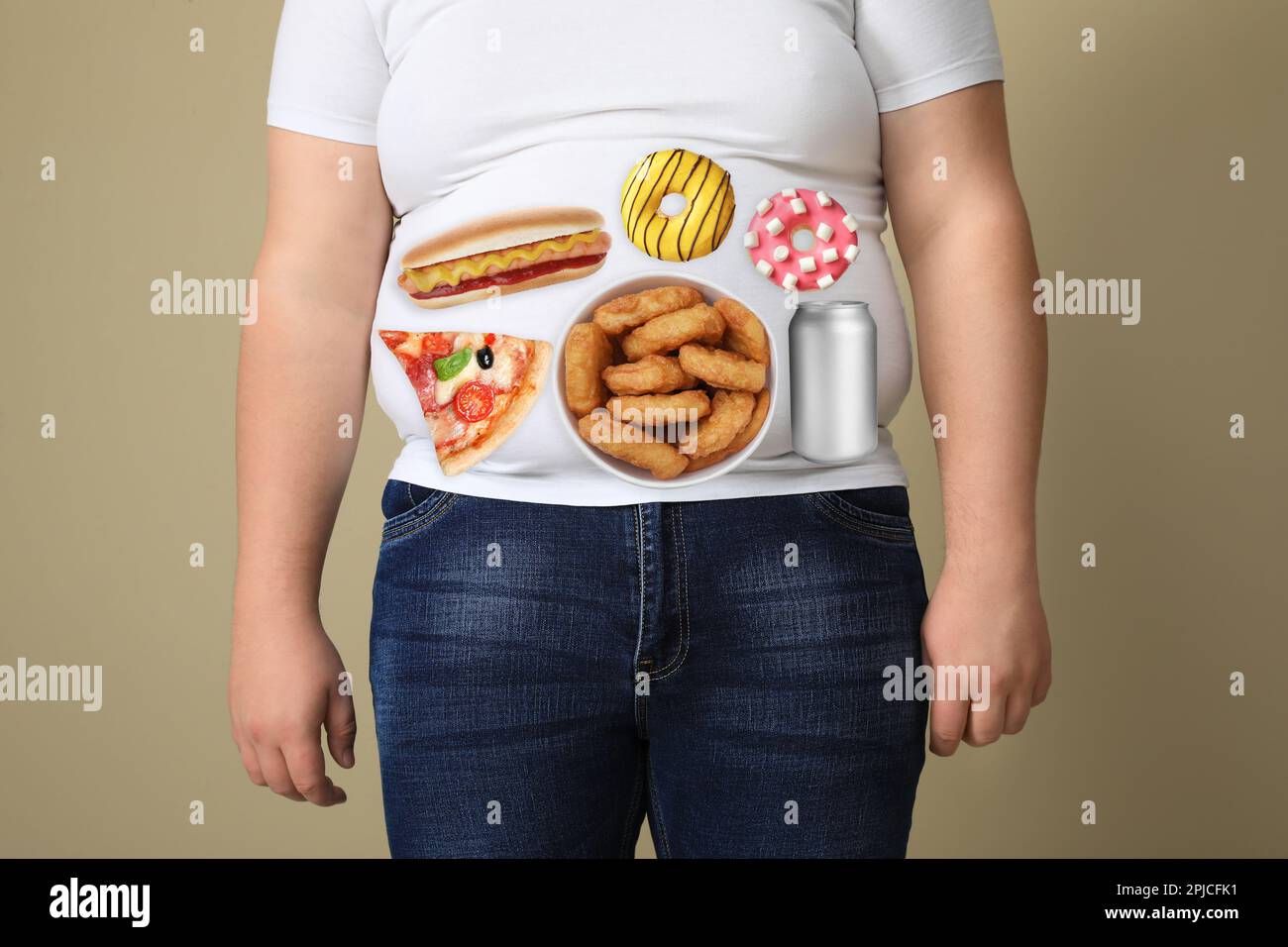 Uomo sovrappeso in t-shirt stretta con immagini di diversi cibi malsani sul suo ventre su sfondo beige, primo piano Foto Stock
