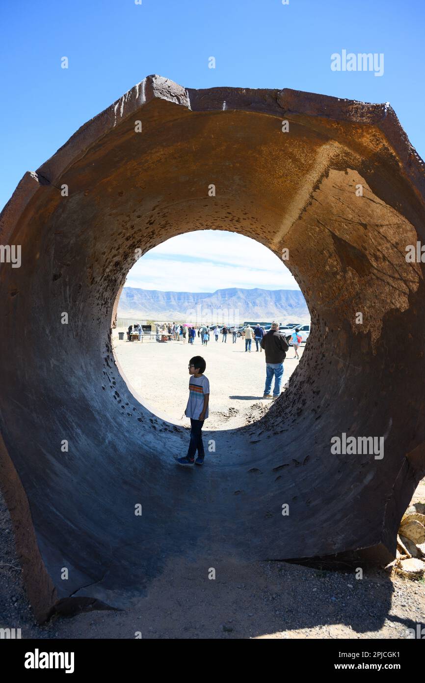 Un bambino si trova all'interno dei resti di “Jumbo”, un grande involucro in acciaio costruito appositamente per il primo test di bomba atomica presso il Trinity Site il 1 aprile 2023 nella White Sands Missile Range, New Mexico. La bomba è stata testata alle 5:29:45 del mattino Tempo di guerra di montagna il 16 luglio 1945 al Trinity Site che è aperto al pubblico due volte l'anno - il primo Sabato in aprile e il terzo Sabato in ottobre. (Foto di Sam Wasson/Sipa USA) Credit: Sipa USA/Alamy Live News Foto Stock