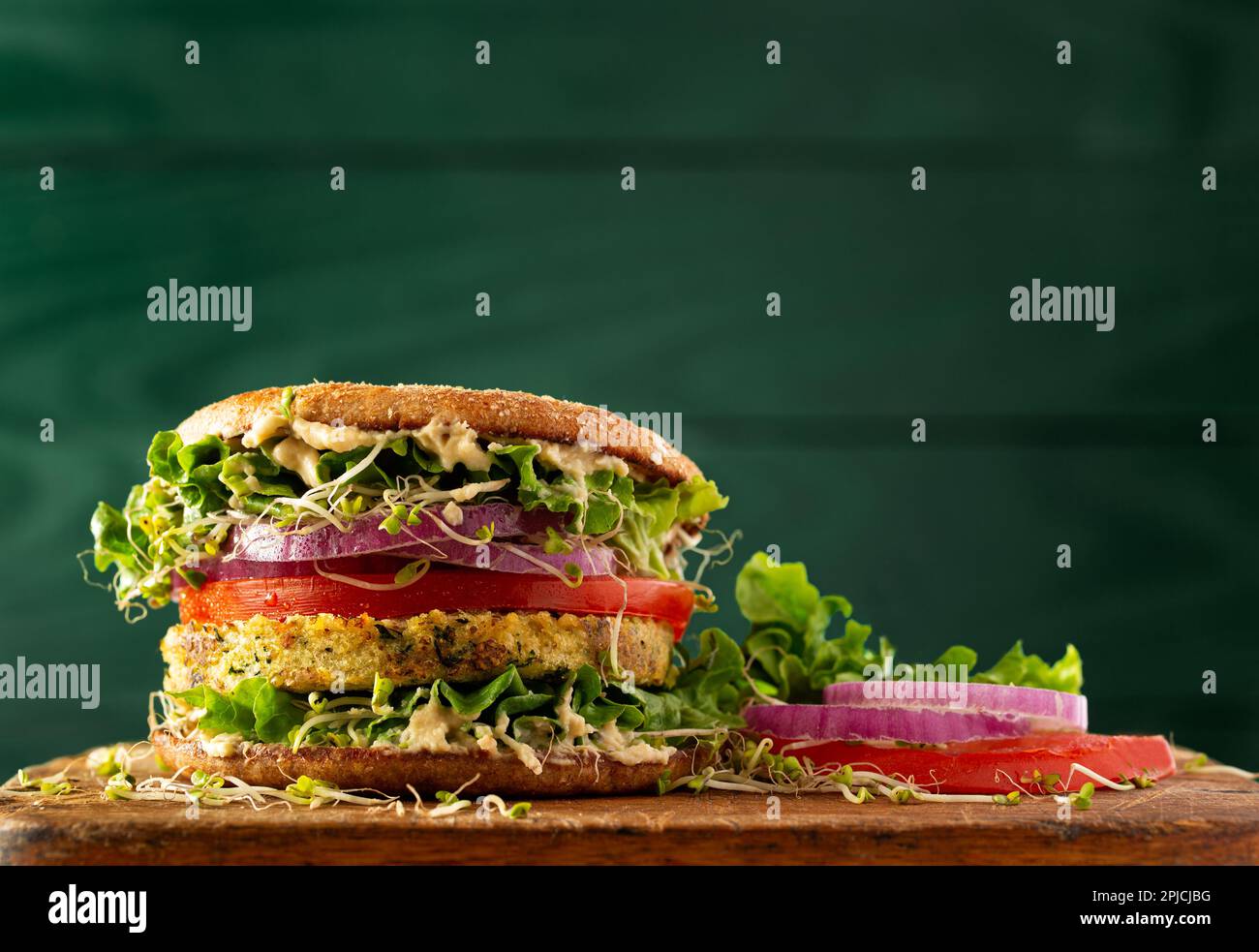Hamburger a base di piante di cavolfiore con germogli, cipolla, lattuga, pomodoro, spazio copia Foto Stock