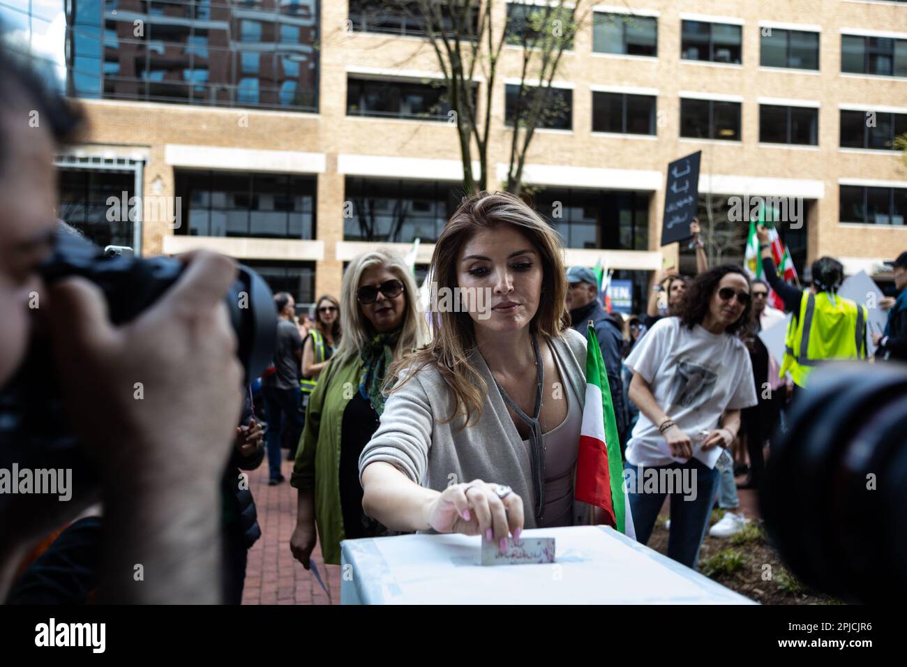 Washington, Stati Uniti. 01st Apr, 2023. Washington, DC - 1 aprile 2023: Yasmine Pahlavi lancia un referendum di fortuna contro la Repubblica islamica dell'Iran. I manifestanti si sono riuniti a marzo dal circolo di Washington alla sezione degli interessi islamici dell'ambasciata pakistana a Washington, DC il 1 aprile 2023. Decine di persone hanno partecipato, tra cui Yasmine Pahlavi, la moglie di Reza Pahlavi e la principessa corona dell'ex Stato Imperiale dell'Iran. (Foto di Kyle Anderson/Sipa USA) Credit: Sipa USA/Alamy Live News Foto Stock