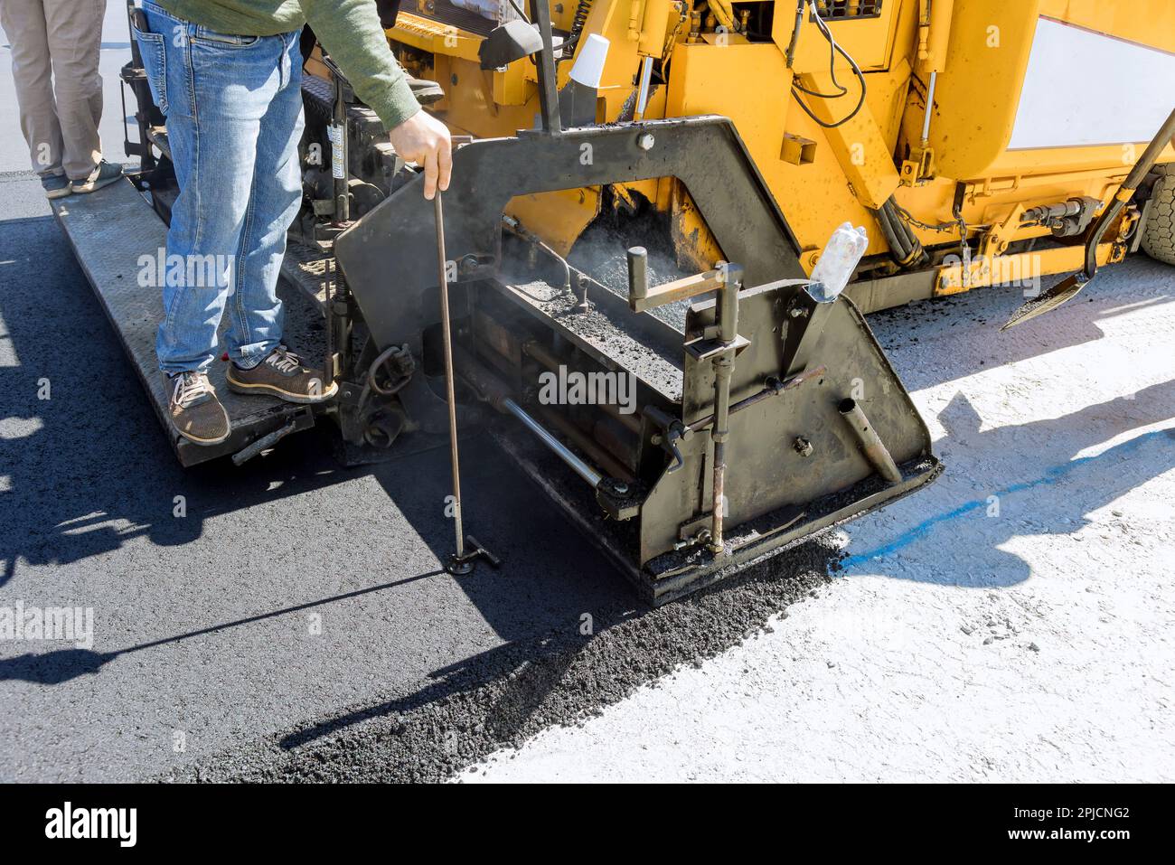 Rullo a vapore una finitrice per asfalto viene utilizzata durante la costruzione di nuove strade come parte del processo di stratificazione Foto Stock