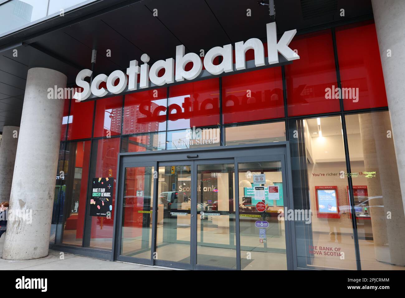 Il logo Scotiabank è visibile al sole all'esterno di una filiale nel centro di Toronto. Foto Stock