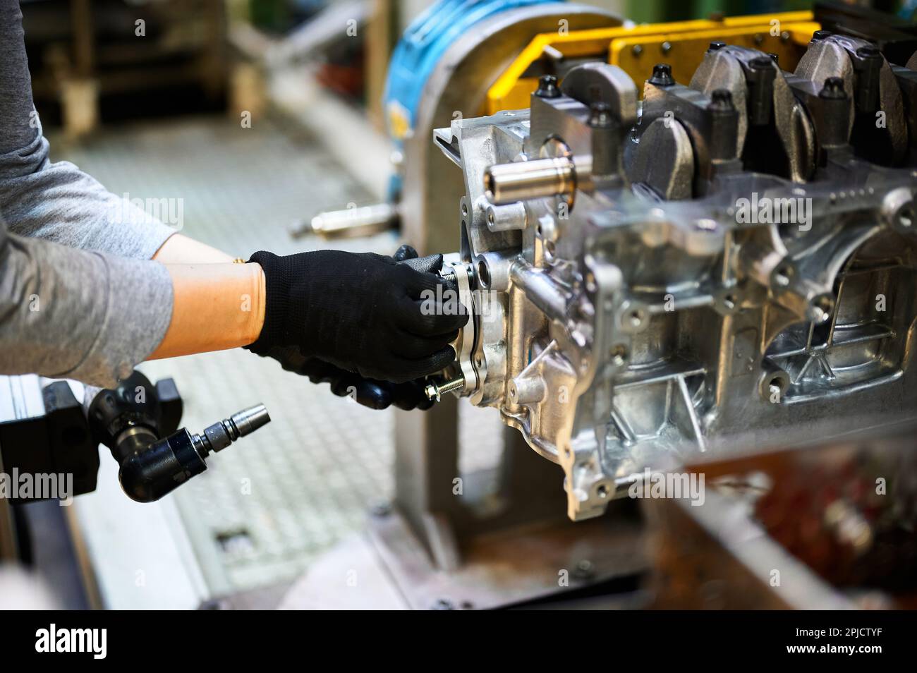 Montaggio manuale dei motori per autovetture in fabbrica Foto Stock