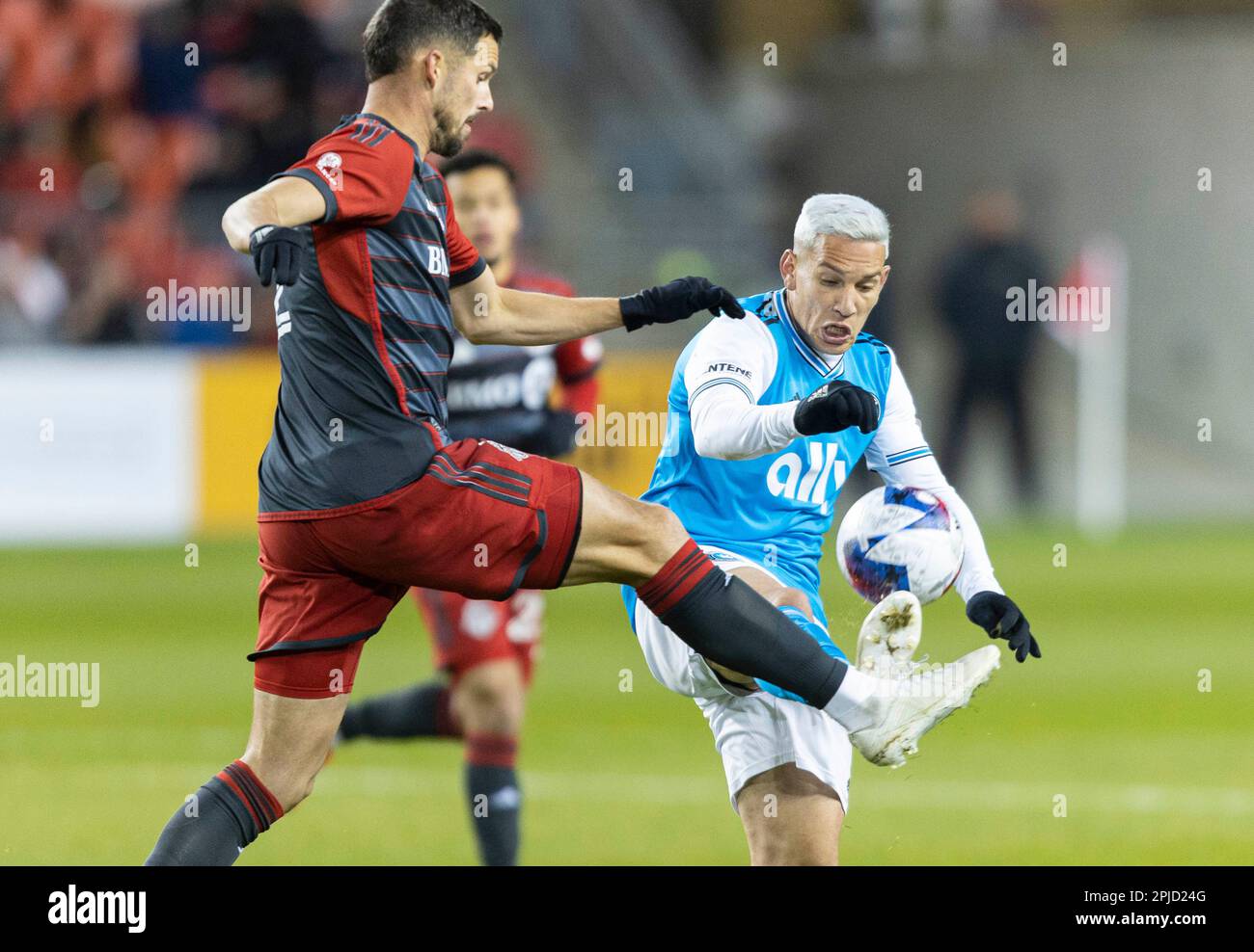 Toronto, Canada. 1st Apr, 2023. Matt Hedges (L) del Toronto FC vies con Enzo Copetti del Charlotte FC durante la loro 2023 Major League Soccer (MLS) match al BMO Field di Toronto, Canada, il 1 aprile 2023. Credit: Zou Zheng/Xinhua/Alamy Live News Foto Stock