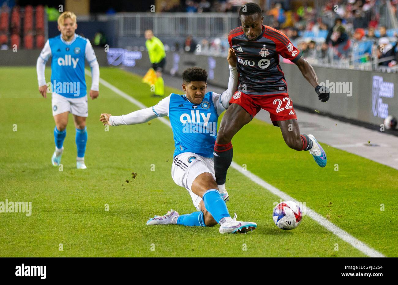 Toronto, Canada. 1st Apr, 2023. Richie Laryea (R) del Toronto FC vies con Jaylin Lindsey del Charlotte FC durante la loro 2023 Major League Soccer (MLS) match al BMO Field di Toronto, Canada, il 1 aprile 2023. Credit: Zou Zheng/Xinhua/Alamy Live News Foto Stock