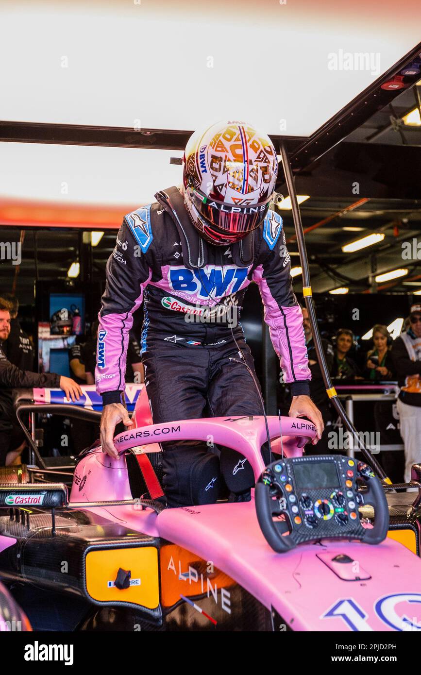 Melbourne, Australia. 01st Apr, 2023. Pierre Gasly di Francia e Alpine entrano nella sua vettura durante le prove finali in vista del Gran Premio d'Australia F1 sul circuito di Albert Park Grand Prix. (Foto di George Hitchens/SOPA Images/Sipa USA) Credit: Sipa USA/Alamy Live News Foto Stock