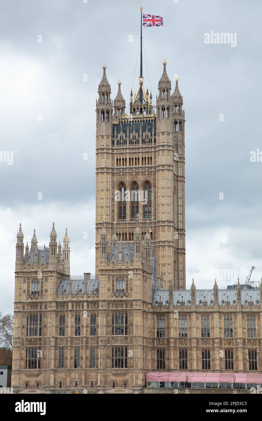 Primo piano della Victoria Tower con la bandiera Union Jack che batte sulla cima di un palo visto a Londra nel Regno Unito. Foto Stock
